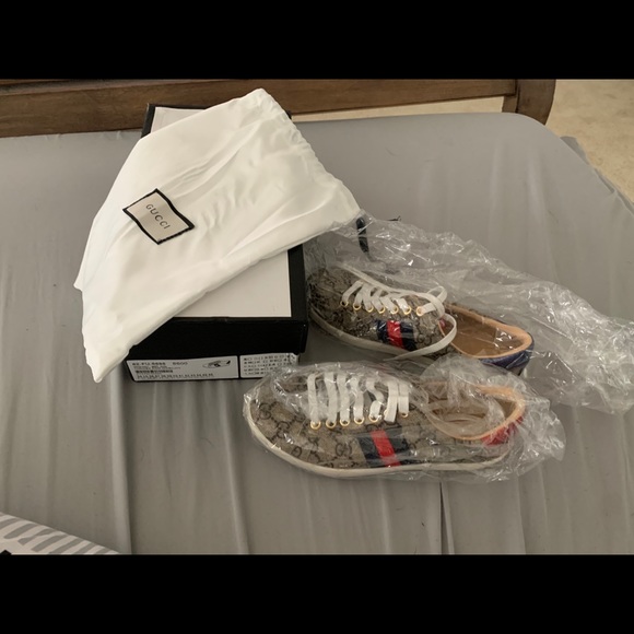 Authentic Gucci shoes - Picture 2 of 2
